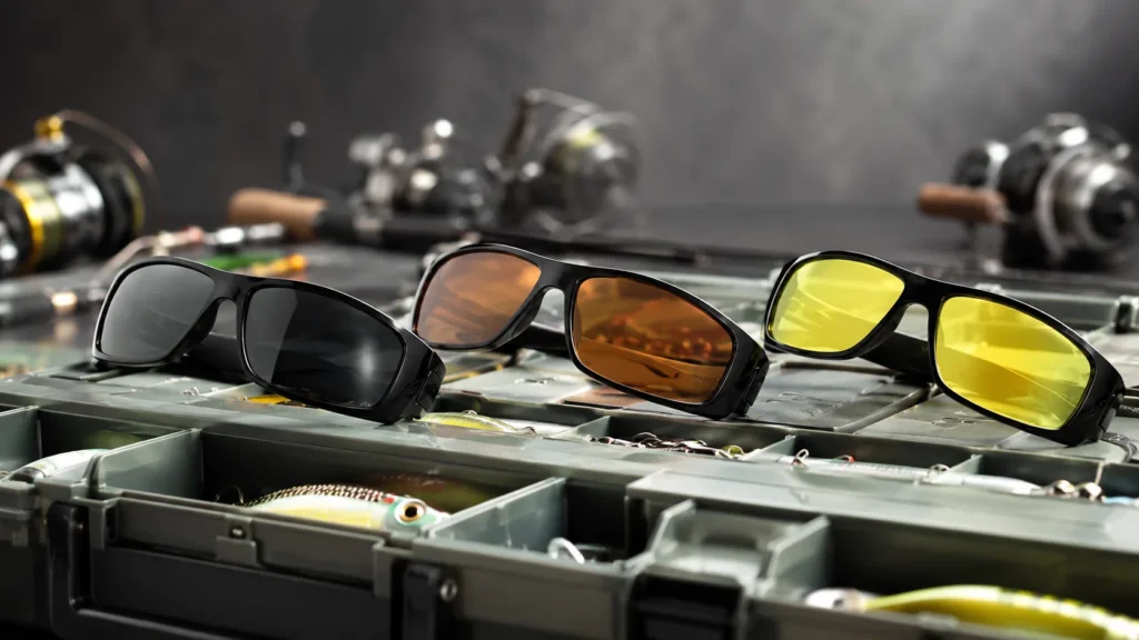 Lentes de óculos polarizado em cores diferentes usadas na pesca esportiva