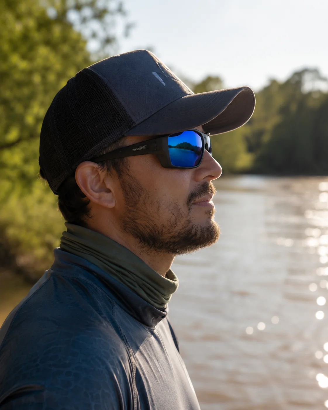 Pescador usando óculos polarizado à beira de um rio de água doce em dia de sol forte