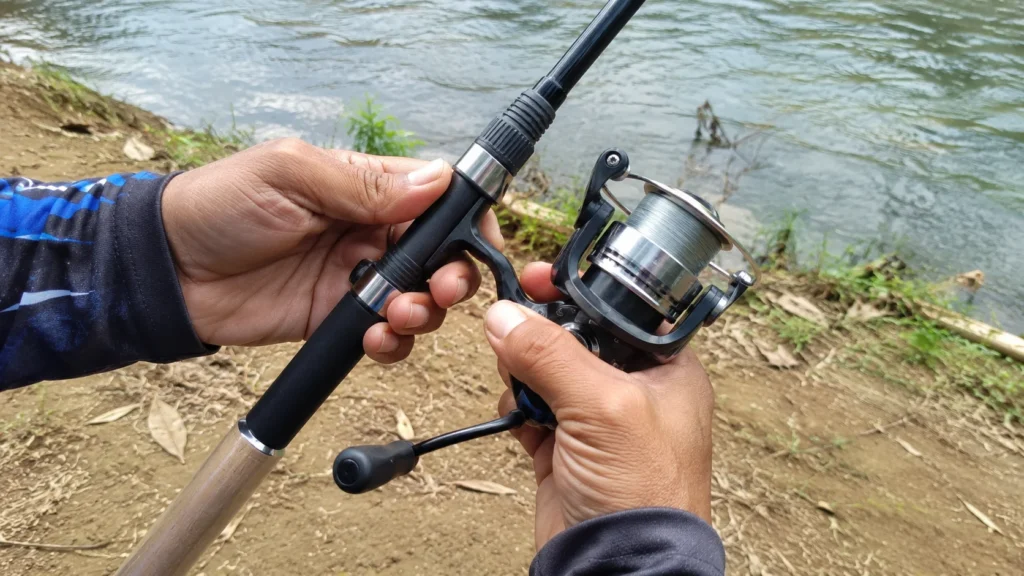 Como montar vara de pesca com molinete: encaixe do pé do molinete no suporte da vara
