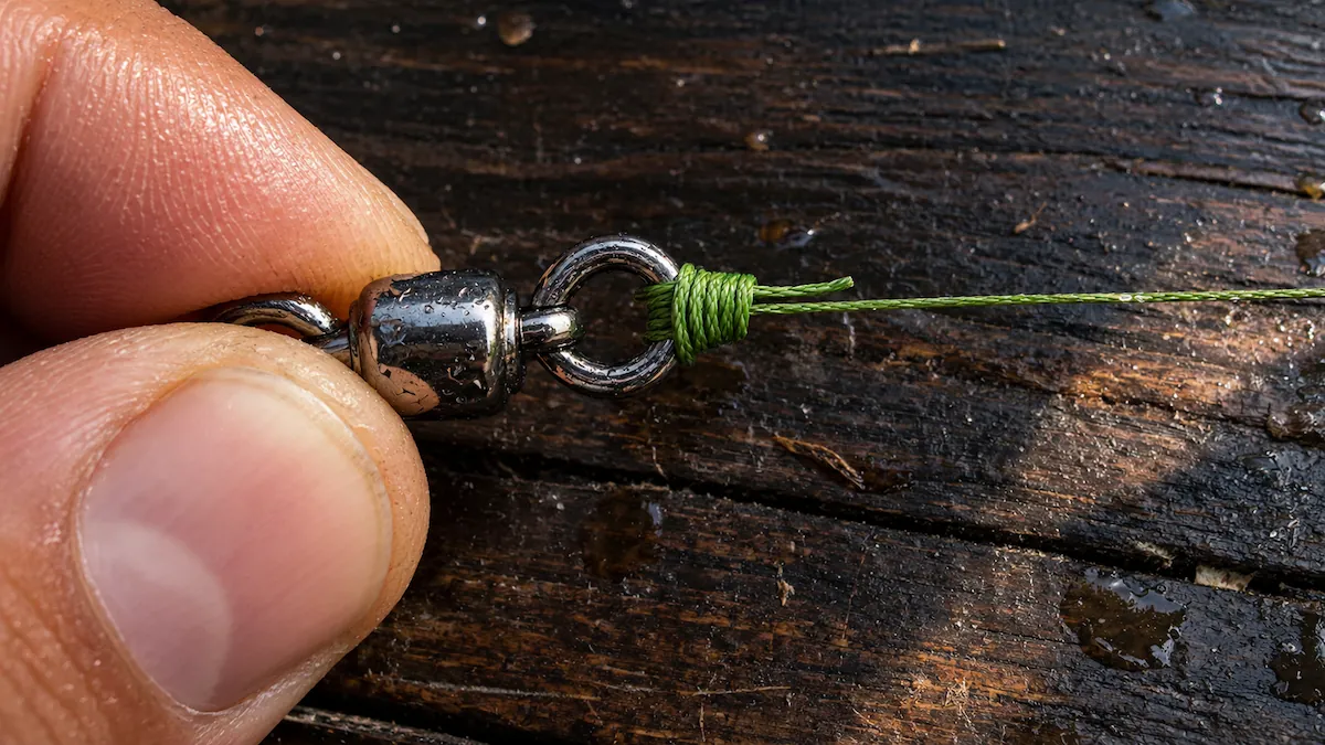 Nó Clinch no olho do girador, com a ponta da linha enrolada nas voltas perto do metal